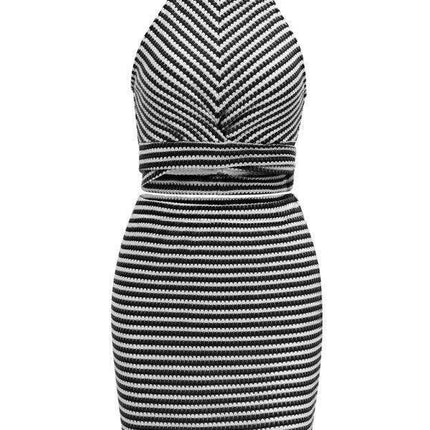 Trendy Halter Neck Crop Top and Skirt Set - Stylish Summer Ensemble - Très Elite