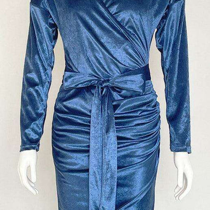 Velvet Vixen V-Neck Bodycon Dress with Elegant Split Detail - Perfect for Evening Affairs! - Très Elite