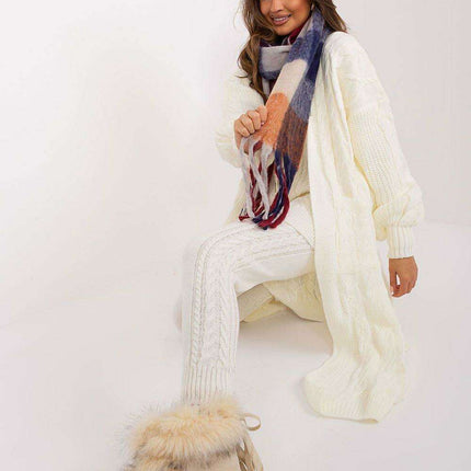 Vibrant Plaid Polyester Wrap with Tassels - Fashionable Cold Weather Essential - Très Elite