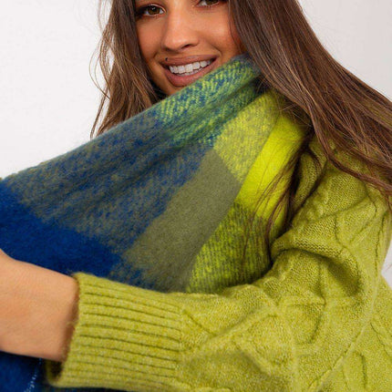 Vibrant Plaid Polyester Wrap with Tassels - Fashionable Cold Weather Essential - Très Elite