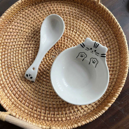 Whimsical Cartoon Relief Ceramic Sauce Bowl with Spoon for Hot Pot and BBQ Delight - Très Elite