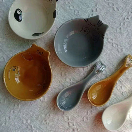 Whimsical Cartoon Relief Ceramic Sauce Bowl with Spoon for Hot Pot and BBQ Delight - Très Elite