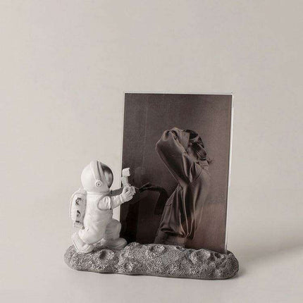 Whimsical Nordic Astronaut Resin Figurine - Unique Space-Themed Home Accent & Gift Idea - Très Elite
