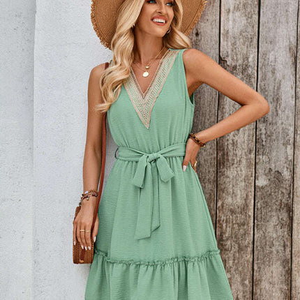 Women's solid color V-neck sleeveless lace waist dress - Très Elite
