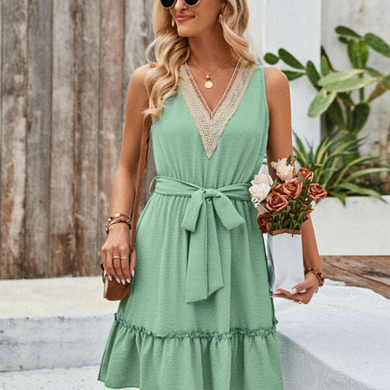 Women's solid color V-neck sleeveless lace waist dress - Très Elite