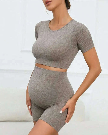 Maternity Activewear Set: Seamless Short Sleeve Yoga Top and Shorts for Expecting Mothers - Comfortable Gym Outfit
