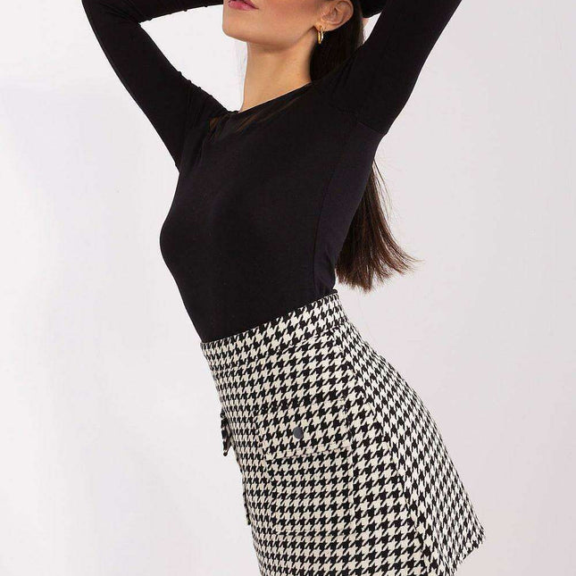 Chic Checkered Mini Skirt with Practical Patch Pockets - Stylish Comfort Redefined