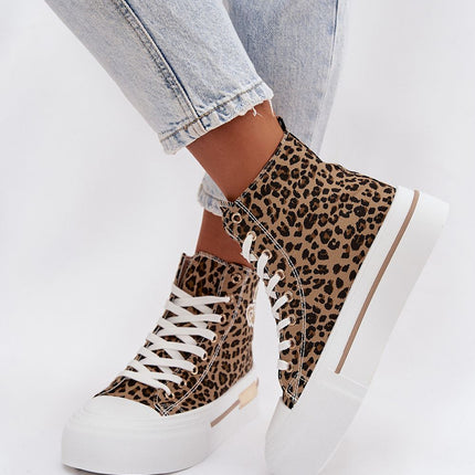 Women Platform Sneakers With Gold Accent And Decorative Patch For Everyday Wear - Très Elite