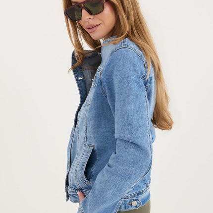 Factory Price Classic Denim Jacket with Button Closure and Pockets