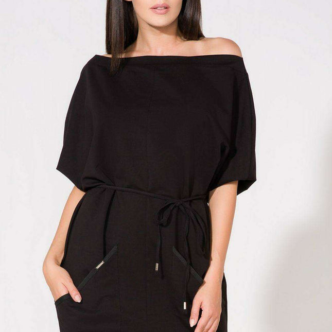 Chic Knit Daydress with Spacious Front Pockets and Elegant Boat Neck