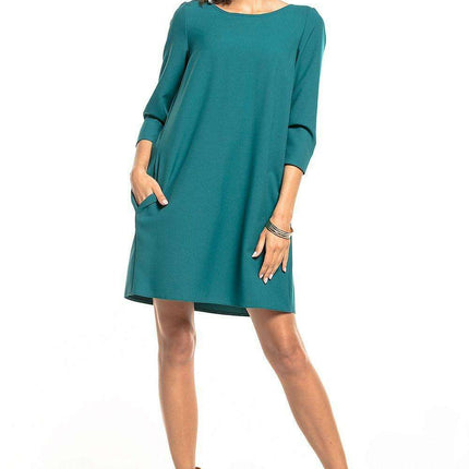 Chic Tessita Daydress: Stylish Pleated Design with Practical Pockets