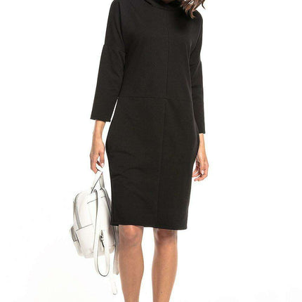 Chic Knit Hooded Day Dress with Practical Pockets