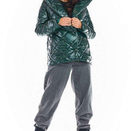 Stylish Quilted Jacket with Chic Button Closure and Elegant Collar