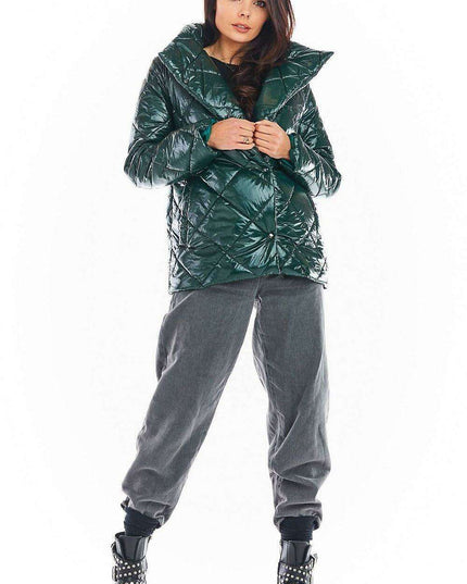 Stylish Quilted Jacket with Chic Button Closure and Elegant Collar