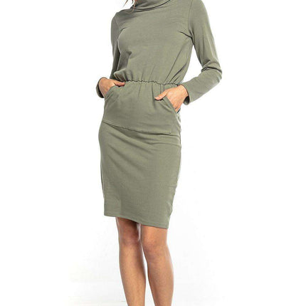Sporty Chic Midi Dress with Convenient Kangaroo Pocket