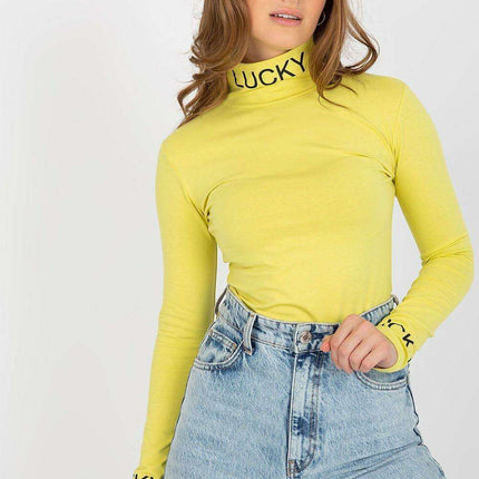 Elegant Chic: The Exquisite Moda Blouse