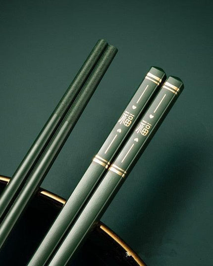 Eco-Conscious Dining: Elegant Japanese and Chinese Chopsticks Set