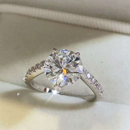 Elegant Lab-Grown Diamond Ring with Stunning Accents