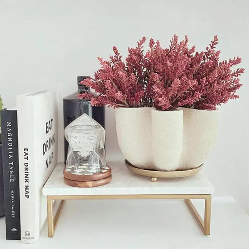 Elegant Resin Vase with Curved Groove Design