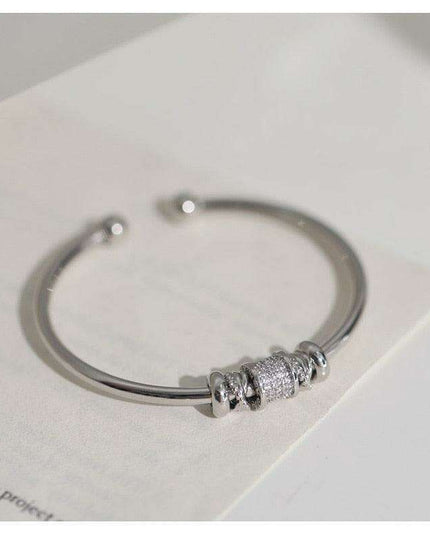 Chic Gothic Elegance: French-Inspired High Sense Cuff Bracelet for Fashion-Forward Women