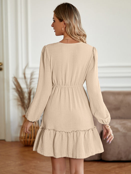 Button-Embellished V-Neck Dress with Elegant Silhouette and Solid Waist