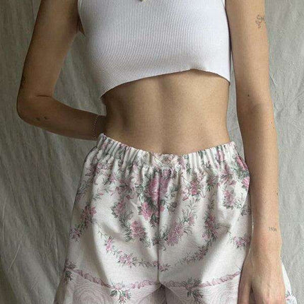 Chic Lace-Infused Shorts for Fashionable Spring-Summer Looks