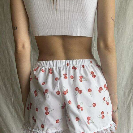 Chic Lace-Infused Shorts for Fashionable Spring-Summer Looks