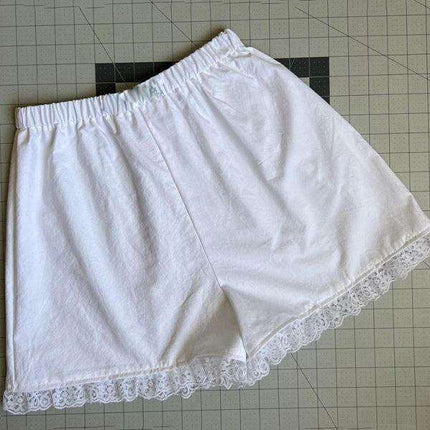 Chic Lace-Infused Shorts for Fashionable Spring-Summer Looks