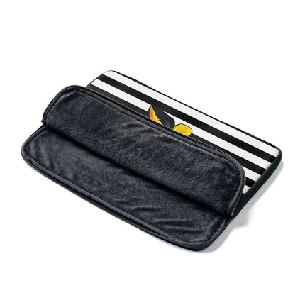 Urban Chic Laptop Sleeve - Stylish Defense for Professionals on the Go