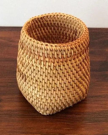 Rattan Utensil Holder: Chic Organization for a Neat Environment