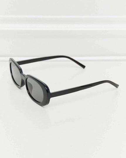 Chic Oval Sunglasses with UV400 Protection and Durable Polycarbonate Build