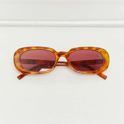 Chic Oval Sunglasses with UV400 Protection and Durable Polycarbonate Build