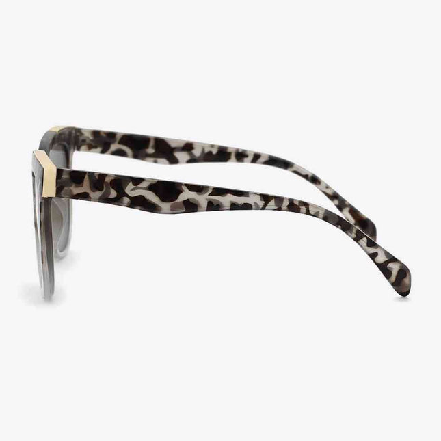 Trendy Tortoiseshell Square Sunglasses with UV400 Protection - Stylish and Durable Fashion Accessory