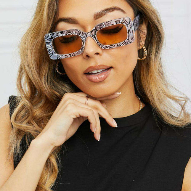 Stylish Tortoiseshell Rectangle Sunglasses with UV400 Protection and Sturdy Polycarbonate Frame