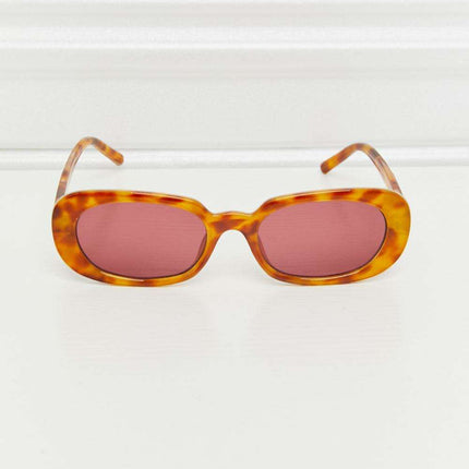 Chic Oval Sunglasses with UV400 Protection and Durable Polycarbonate Build