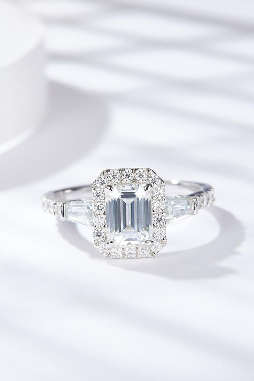 Sterling Silver Ring with Lab-Diamond Gem: Modern Minimalist Elegance