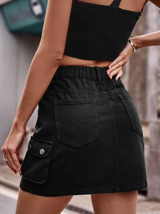Chic Denim Skirt with Practical Pockets and Stylish Design