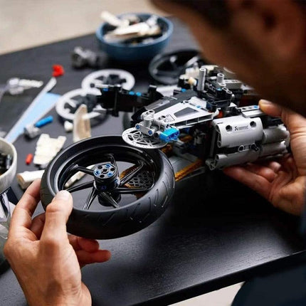 Advanced 1920-Piece Knuckle Chopper Motorcycle Model Building Kit - Très Elite