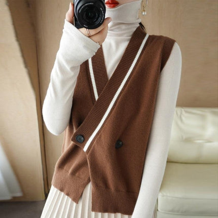 Chic Cashmere Delight: Sustainably-Sourced Petite Fit Sweater for the Fashion-Conscious - Très Elite