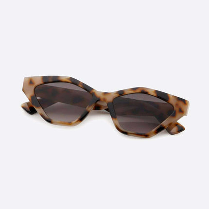 Chic Cat Eye Sunglasses with UV400 Protection and Durable Polycarbonate Frame - Très Elite