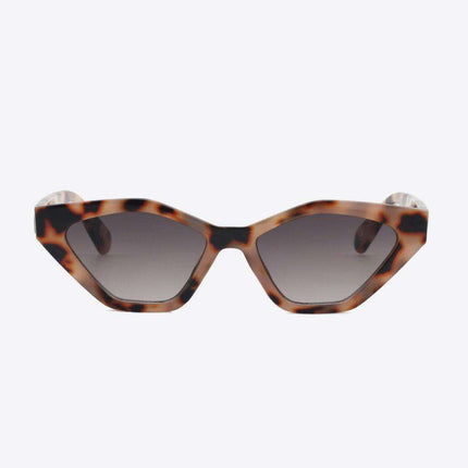 Chic Cat Eye Sunglasses with UV400 Protection and Durable Polycarbonate Frame - Très Elite