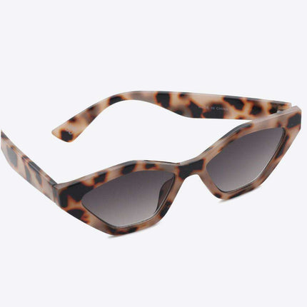 Chic Cat Eye Sunglasses with UV400 Protection and Durable Polycarbonate Frame - Très Elite