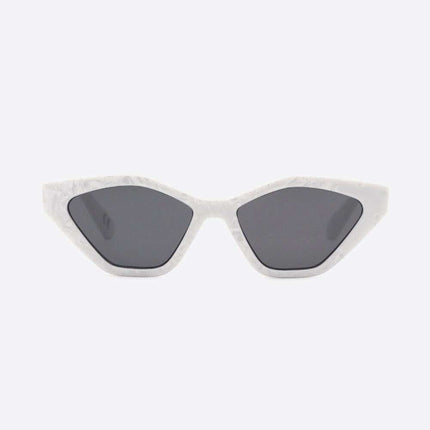 Chic Cat Eye Sunglasses with UV400 Protection and Durable Polycarbonate Frame - Très Elite