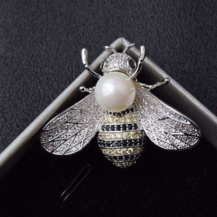 Chic Crystal-Encrusted Bee Brooch for Timeless Sophistication