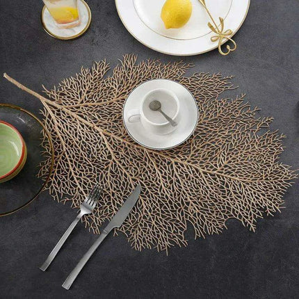 Chic Golden Leaf Dining Mat: Elegant Heat-Resistant Table Protector & Stylish Accent - Très Elite