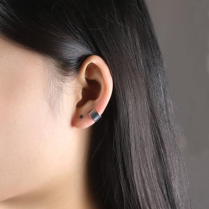 Chic Golden Stainless Steel Clip-On Ear Cuffs - Stylish Accessory for Everyone - Très Elite