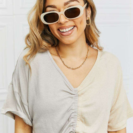 Chic Oval Sunglasses with UV400 Protection and Durable Polycarbonate Build - Très Elite