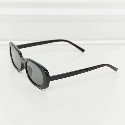 Chic Oval Sunglasses with UV400 Protection and Durable Polycarbonate Build - Très Elite