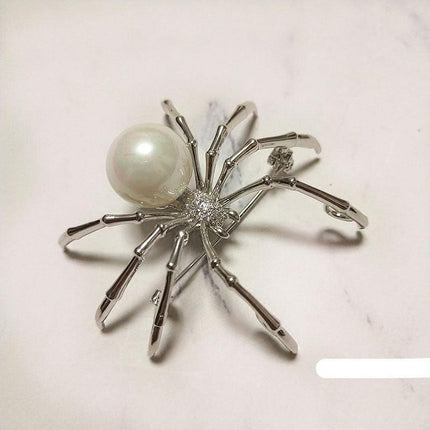 Chic Spider Brooch: Unisex Fashion Statement Accessory - Très Elite