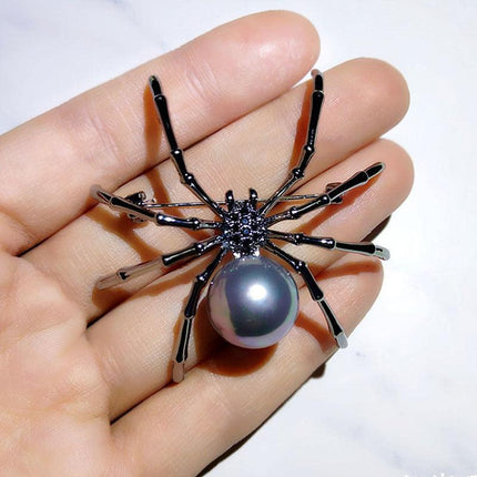 Chic Spider Brooch: Unisex Fashion Statement Accessory - Très Elite